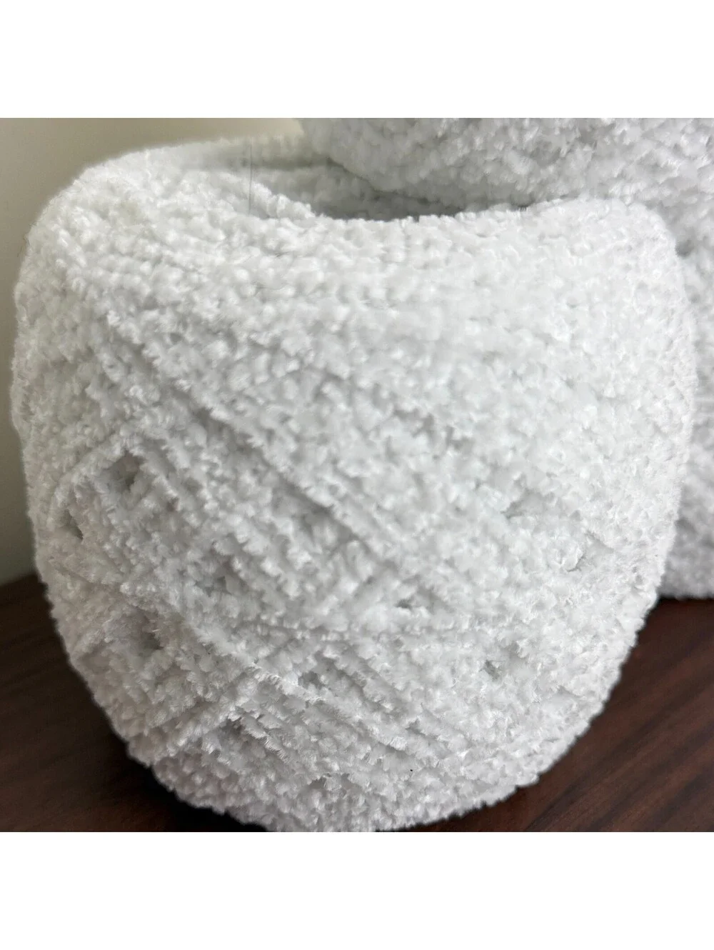 Reclaimed Chenille DK Yarn - Calvin Klein – 730 Yards 318g – White (3 Cakes)